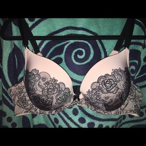 Back smoothing push up plunge bra